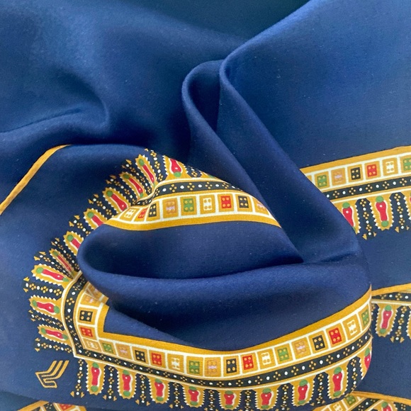 Singapore Airlines vintage silk scarf - Picture 6 of 9